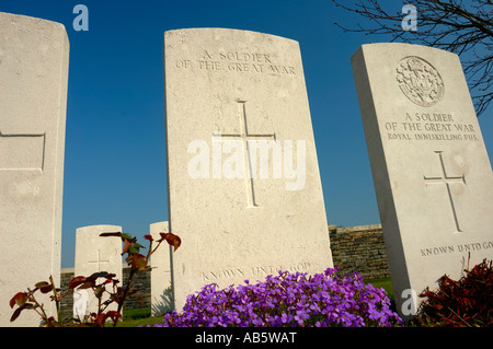 Die Gräber von drei unbekannten Soldaten auf dem Friedhof von Bedford Haus, in der Nähe von Ieper (Ypern), Belgien Stockfoto