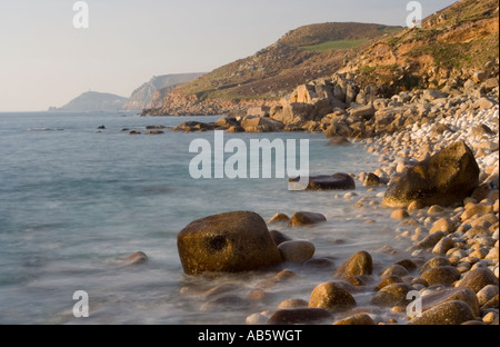 Suche entlang der Küste in der Nähe von Nanjulian Cove Cornwall UK mit Cape Cornwall im Hintergrund Stockfoto