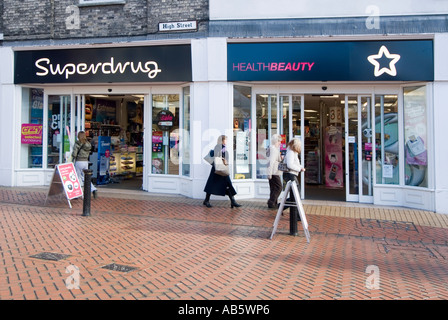 Chelmsford typische Hautpstraße Räumlichkeiten und Shops eines Superdrug Stores Stockfoto