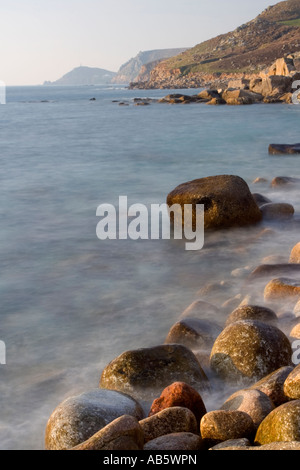 Suche entlang der Küste in der Nähe von Nanjulian Cove Cornwall UK mit Cape Cornwall im Hintergrund Stockfoto