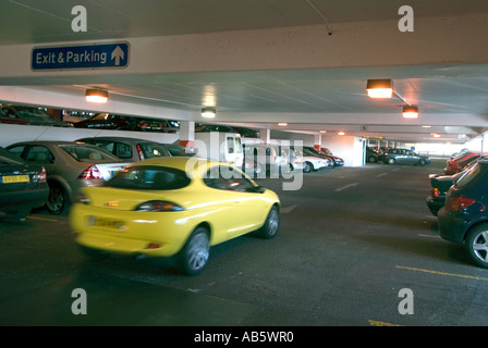 Blick von innen auf belegte Parkplätze im mehrstöckigen Parkplatz im Stadtzentrum, wobei ein Autofahrer vorbeifährt, um einen Platz in Chelmsford Essex England zu finden Stockfoto