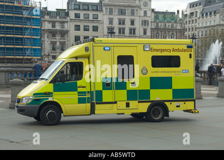 Trafalgar Square Krankenwagen aus dem London Ambulance Service Teilnahme an 999 Vorfall mit Patienten behandelt im Fahrzeug Stockfoto