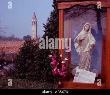 Ein Heiligtum der Jungfrau Maria auf der venezianischen Insel Mazzorbo mit der Chiesa di Santa Caterina im Hintergrund Italien Europa Stockfoto