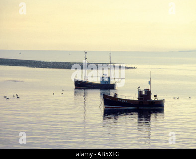 Angelboote/Fischerboote vertäut aus Holy Island in den frühen 1980er Jahren, Northumberland, England, UK. Stockfoto