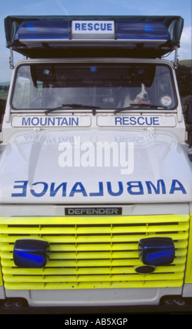 Mountain Rescue Krankenwagen Landrover und Collie Hund, Wycoller, Colne, Lancashire, England, UK. Stockfoto