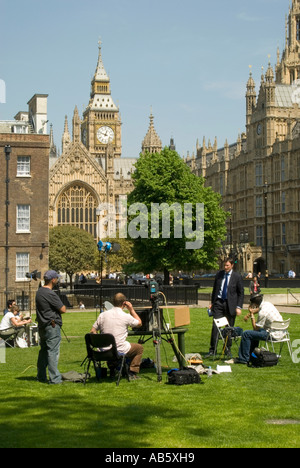 College Green House of Lords Houses of Parliament mit TV-Crews Journalisten, die sich auf das Filmen von Interviews und politischen Berichten in London England vorbereiten Stockfoto