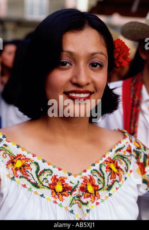 1, 1, mexikanische Frau, mexikanische, Frau, erwachsene Frau, kostümierte Tänzer, Guelaguetza Festival, Hauptstadt, Oaxaca de Juárez, Oaxaca, Mexiko Stockfoto