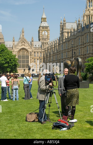 College Abingdon Green gegenüber House of Lords Houses of Parliament mit TV-Crews, Gästen und Journalisten, die den politischen Bericht Westminster London UK filmen Stockfoto