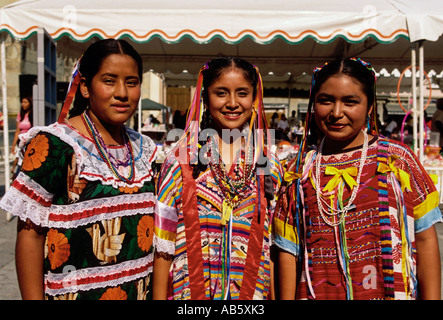 3, 3, mexikanischen Frauen, junge Frauen, Augenkontakt, Vorderansicht, kostümierte Tänzer, Guelaguetza Festival, Oaxaca de Juárez, Oaxaca, Mexiko Stockfoto