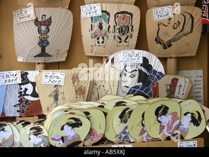 JPN, Japan, Tokio: Schrein Festival, genannt Matsuri. Asakusa Kannon Shrine Temple Bezirk. Nakamise Gasse. Geschäfte mit souvenirs