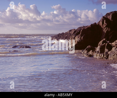Blick aus Meer entlang einer felsigen Landzunge Rhosneigr Küste, Anglesey, North Wales, UK. Stockfoto