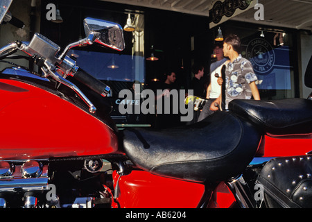 Roten Motorrad vor original Starbucks Kaffee speichern am Pike Place Market in Seattle Washington Stockfoto