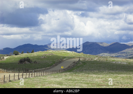 Zweispurige Straße in den Ausläufern der Berge der Sierra Nevada in der Central Valley Kalifornien USA Stockfoto