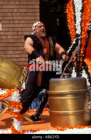Drummer Schlagzeug spielen auf Parade float bei Parade im Cherry Blossom Festival in Japantown, San Francisco, Kalifornien, USA Stockfoto