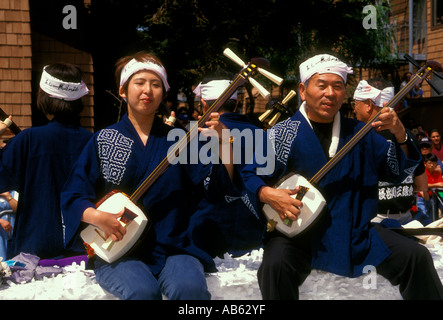 Japanische Männer, spielen String Instrument, das 3-saitige Banjo, Cherry Blossom Festival, Post Street, Japantown, San Francisco, Kalifornien Stockfoto