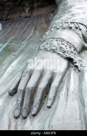 Statue von der viktorianischen Schriftsteller George Eliot Mary Ann Evans errichtet in Nuneaton, Warwickshire Stockfoto