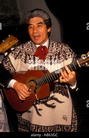 1, 1, Mexikanisch Mann, Spielen, Gitarre, Guitar Player, Gitarrist, Mariachi Band, Bandmitglied, San Antonio, Texas, USA, Nordamerika Stockfoto