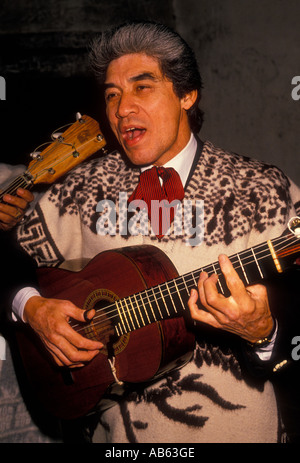 1, 1, Mexikanisch Mann, Spielen, Gitarre, Guitar Player, Gitarrist, Mariachi Band, Bandmitglied, San Antonio, Texas, USA, Nordamerika Stockfoto