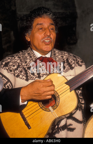 1, 1, Mexikanisch Mann, Spielen, Gitarre, Guitar Player, Gitarrist, Mariachi Band, Bandmitglied, San Antonio, Texas, USA, Nordamerika Stockfoto