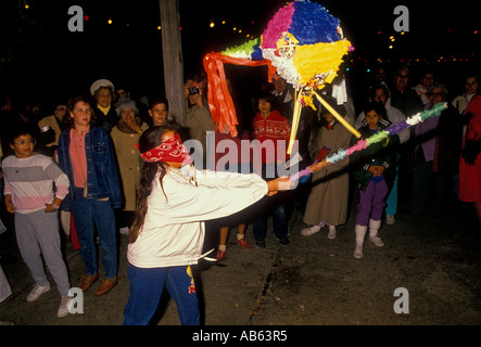 Mexikanisch-amerikanischen, Mädchen, brechen Pinata, Las Posadas, Weihnachten feiern, Paseo del Rio, Riverwalk, San Antonio, Texas, Vereinigte Staaten von Amerika Stockfoto