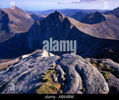 CIR Mhor betrachtet von Castail Abhail mit Holy Island über Goatfell, Arran. Stockfoto