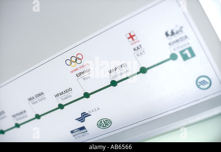 U-Bahn-Plan in einem Zug zeigt Irini Station und dem Olympiastadion, Athen, Griechenland. Stockfoto