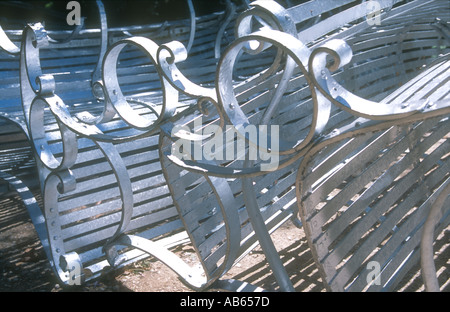 Parkbänke sah aus wie das Olympische Symbol neu lackiert für die Olympischen Spiele in der National Gardens, Athen, Griechenland. Stockfoto