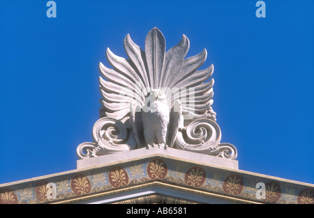 Athener Eule mit Akanthus-Acroterion auf einem Giebel von der Akademie von Athen, Athen, Griechenland. Stockfoto