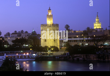 Torre del Oro in der Nacht mit Giralda in der Ferne Sevilla Andalusien Spanien Stockfoto