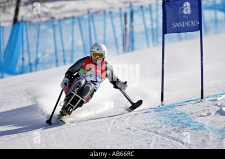 Tatsuko Aoki von Japan im Wettbewerb Damen Alpin Ski Riesenslalom sitzen Stockfoto