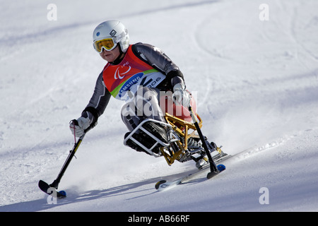 Tatsuko Aoki von Japan im Wettbewerb Damen Alpin Ski Riesenslalom sitzen Stockfoto