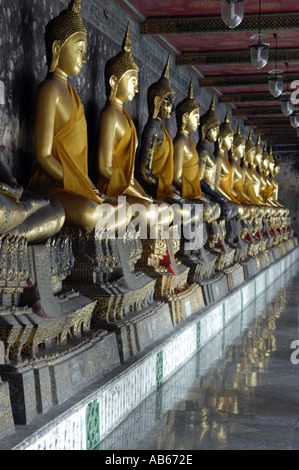 Eine Reihe von goldenen buddha-Bildern im Koster des Grand Palace Bangkok Thailand. Stockfoto