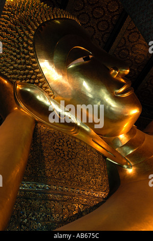 Liegende buddha aus Gips und Ziegel, füllt den ganzen Tempel im Wat Pho in Bangkok Thailand Stockfoto