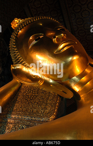 Liegende buddha aus Gips und Ziegel, füllt den ganzen Tempel im Wat Pho in Bangkok Thailand Stockfoto