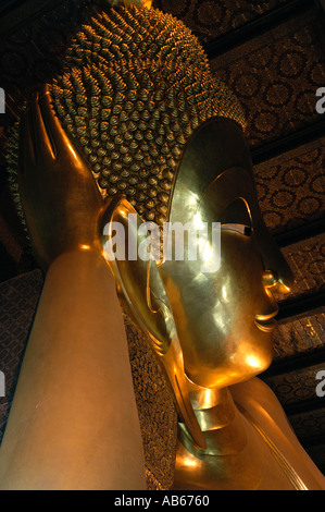 Liegende buddha aus Gips und Ziegel, füllt den ganzen Tempel im Wat Pho in Bangkok Thailand Stockfoto