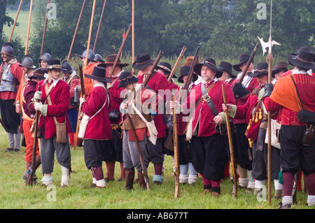 Truppen sammeln als The Sealed Knot re erlassen die Schlacht von Edgehill Festival Geschichte 2003 Stockfoto