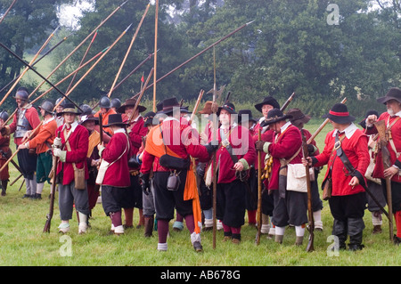 Truppen sammeln als The Sealed Knot re erlassen die Schlacht von Edgehill Festival Geschichte 2003 Stockfoto