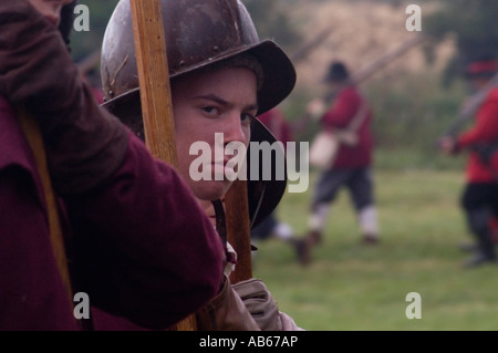 Ein nachdenklicher Blick von einem jungen Soldaten als The Sealed Knot re erlassen die Schlacht von Edgehill Festival Geschichte 2003 Stockfoto