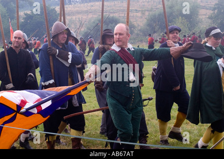 Parade der Truppen als The Sealed Knot re erlassen die Schlacht von Edgehill Festival Geschichte 2003 Stockfoto