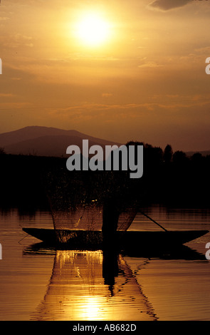 Mann mit Schmetterlingsnetz für Weißfisch am See Patzcuaro Mexiko Angeln Stockfoto