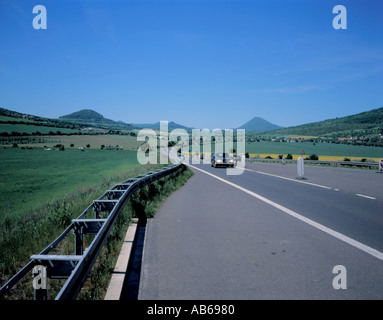 Offene Straße und Felder in der Umgebung von Decín, nahe der deutschen Grenze, nördlichen Tschechien. Stockfoto