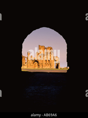 Malerischen Ruinen von Tynemouth Priory gesehen durch die Burg Tor, Tynemouth, Tyne and Wear, England, UK. Stockfoto