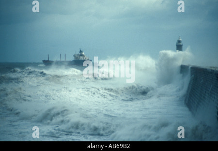 Tanker zum Meer in einem Wintersturm gehen; Verlassen der Mündung des Flusses Tyne, Tynemouth, Tyne & Wear, England, UK. Stockfoto