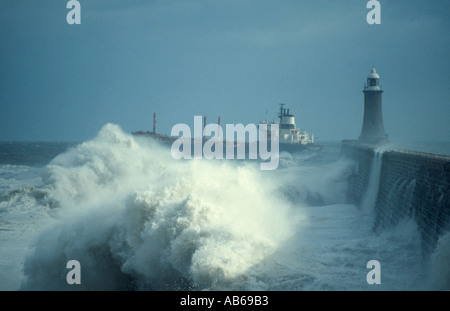 Tanker zum Meer in einem Wintersturm gehen; Verlassen der Mündung des Flusses Tyne, Tynemouth, Tyne & Wear, England, UK. Stockfoto