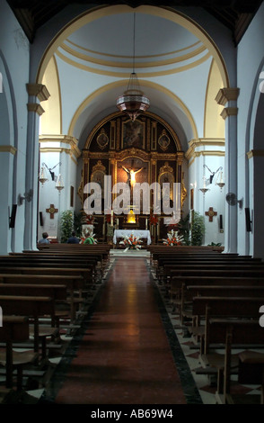 Die Kirche San Antonio de Padua in der weißen Stadt von Frigiliana Spanien Europa Südeuropa. Interieur im Inneren altar Stockfoto
