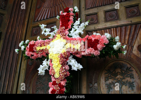 Die Kirche San Antonio de Padua in der weißen Stadt von Frigiliana Spanien Europa Südeuropa. Überqueren Sie Blumen Stockfoto