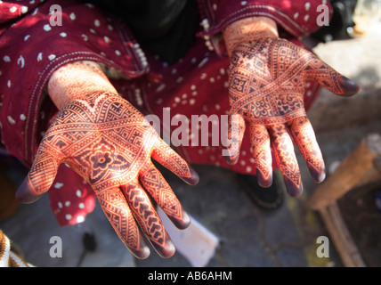 Reich verzierte Henna Tatoo auf den Händen der Berber Frau Marrakesch Marokko Medina Altstadt Stockfoto