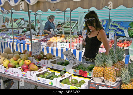 Frau shopping bei Obst-und Gemüsemarkt Stockfoto