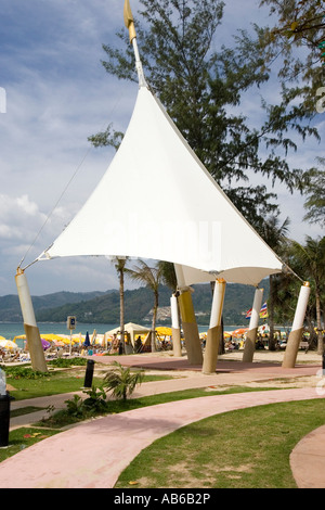 Weiße Segel Skulpturen bieten Schatten beliebten Patong Beach Phuket Thailand Stockfoto