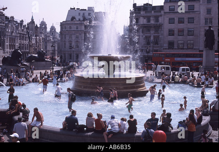 Sommer 2003 schwimmen in den Brunnen in Trafalgar Square in London Stockfoto